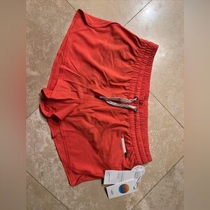 Vuori women’s clementine shorts. Size L. New with tags.